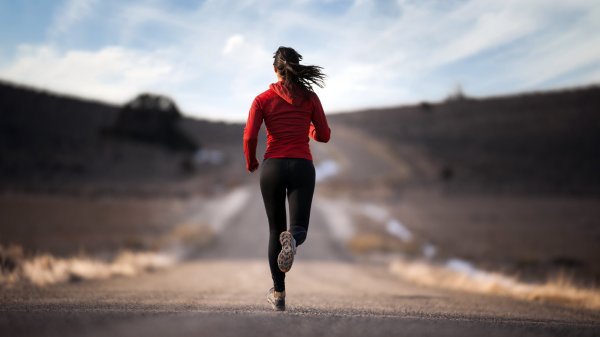 Спортивная девушка бежит