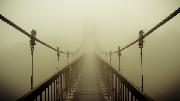Подвесной мост в тумане