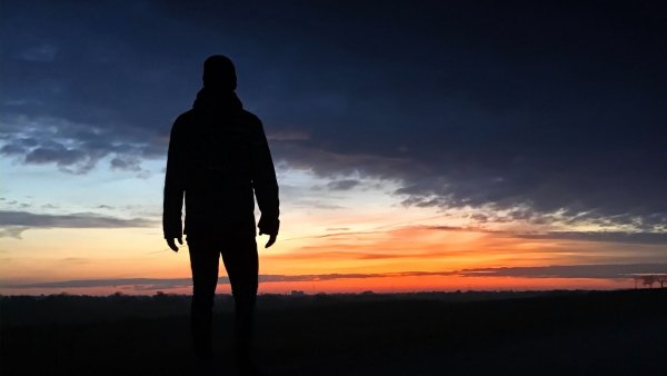Одинокий человек на закате