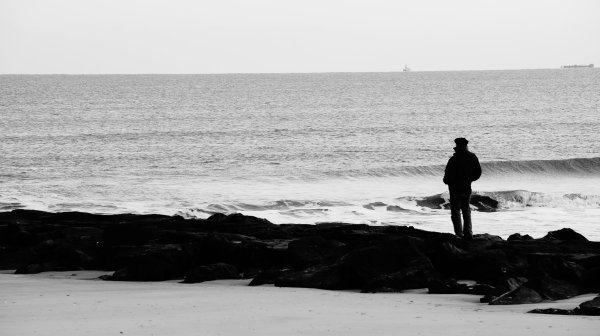 Одинокий человек на берегу моря