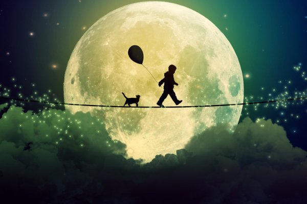 Мальчик и девочка на фоне Луны