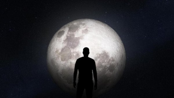 Человек под луной