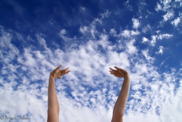 Девушка с поднятыми руками к небу