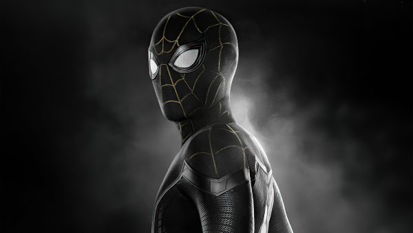Том Холланд в черном костюме человека паука