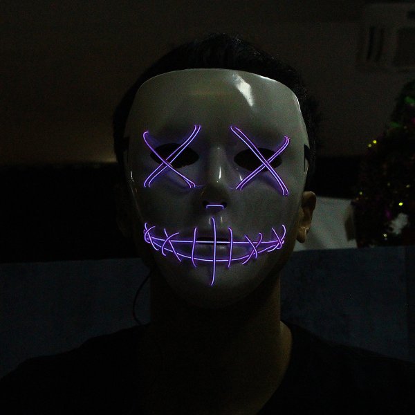 Светящаяся маска на человеке