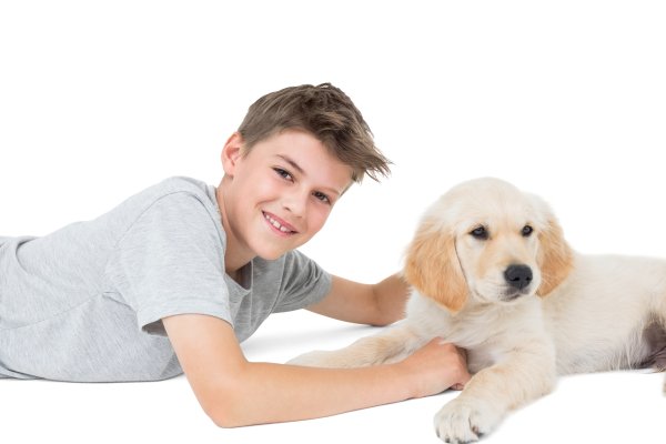Мальчик с белой собакой