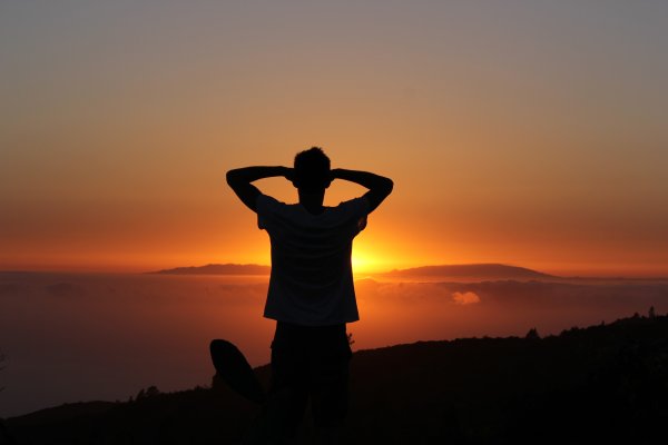 Человек стоит на фоне солнца