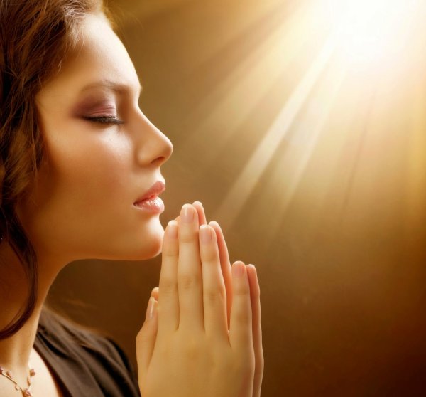 Красивая женщина молится