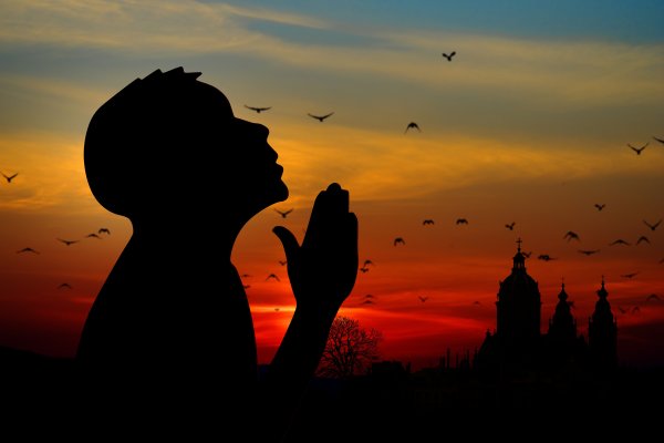Молится в небо