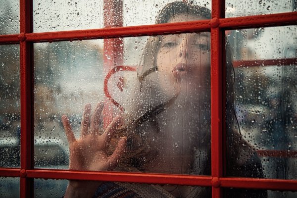 Девушка за окном дождь