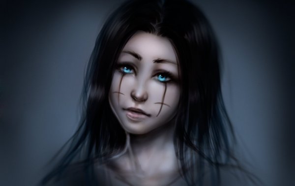 Темноволосая девушка с голубыми глазами