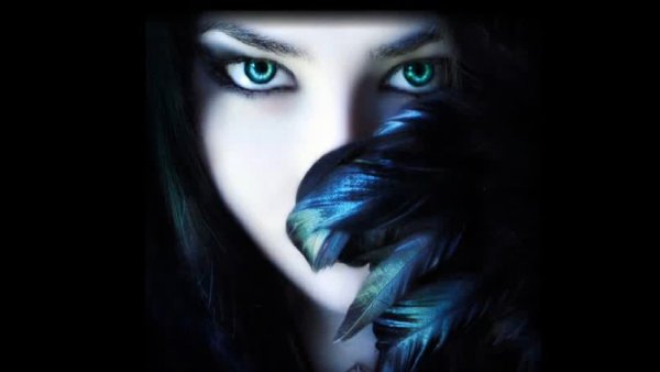 Красивая ведьма с зелеными глазами