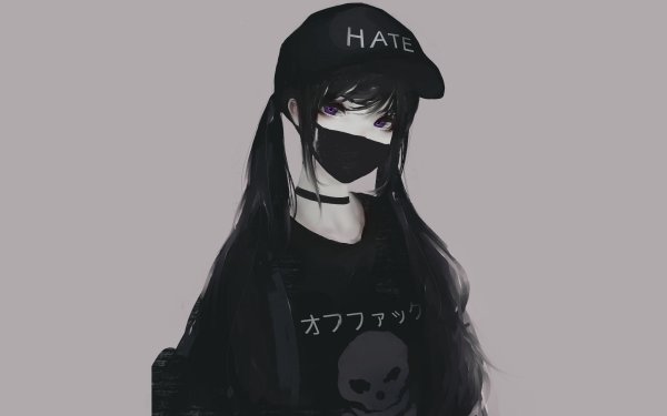 Девушка с черными волосами в маске