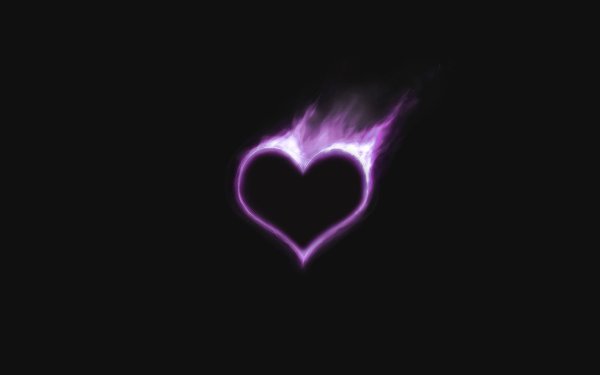 Фиолетовое сердечко на черном фоне