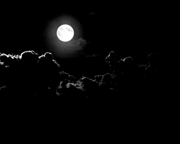 Черно белое небо с луной