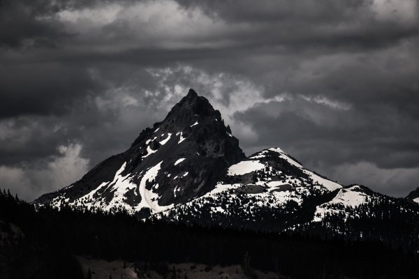 Черно белый фон горы