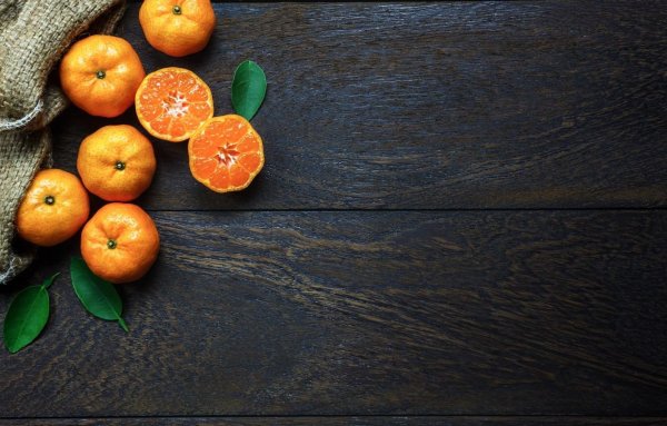 Апельсины на деревянном фоне