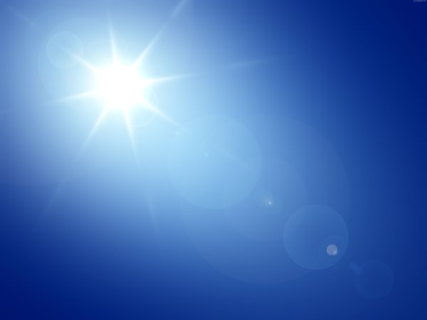 Солнечные лучи на голубом фоне