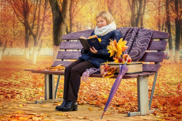 Девушка на скамейке осенью