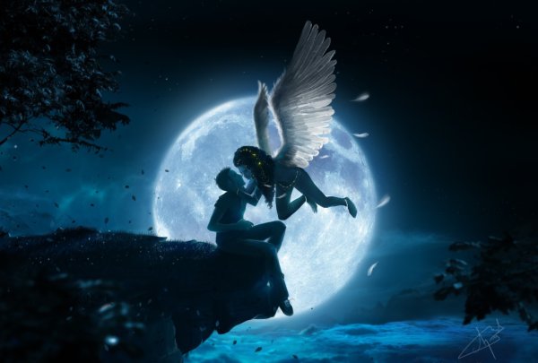 Ангел на фоне Луны
