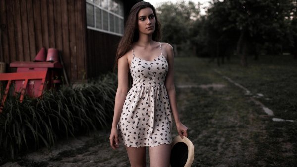 Девушка в платье летнем