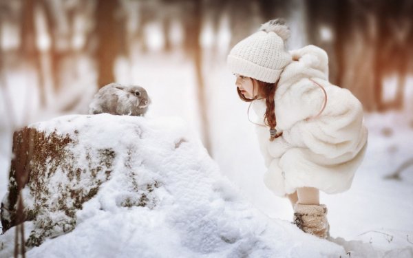 Девочка в зимнем лесу