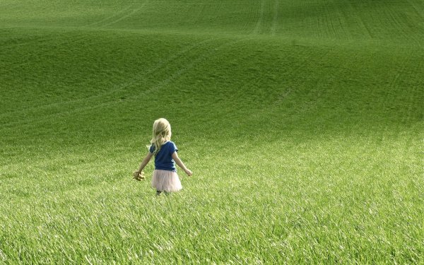 Девочка бежит в поле