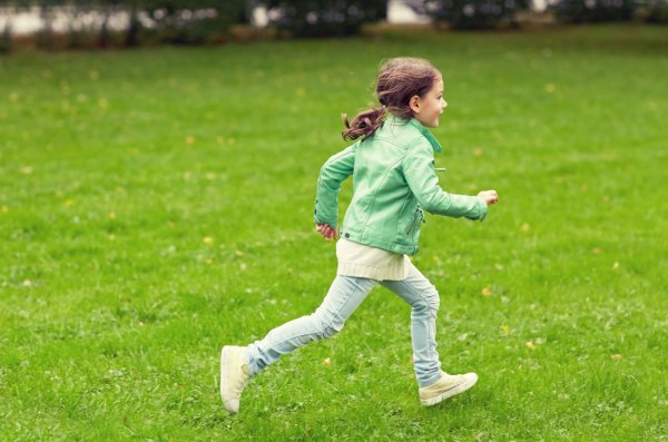 Маленькая девочка бежит