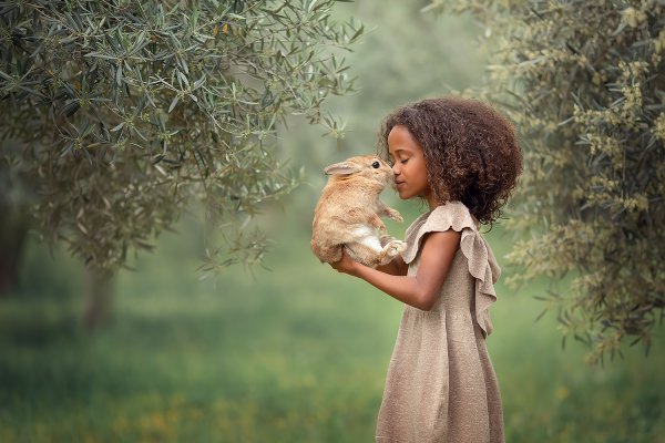 Детская фотосессия с кроликом на природе