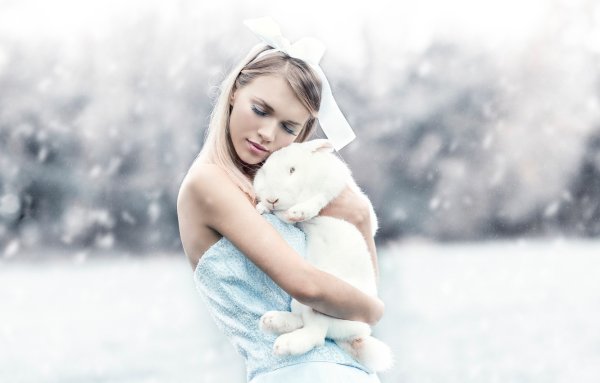 Фотосессия с кроликом зимой