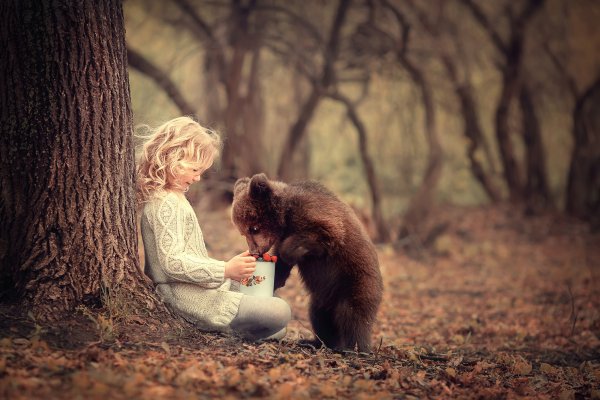 Девушка с медвежонком