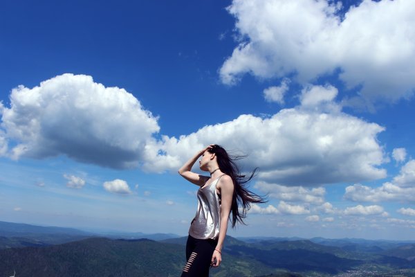 Девочка на фоне облаков