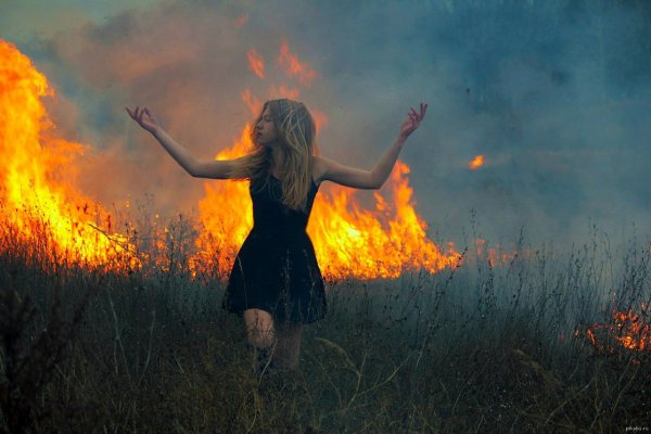 Девочка на фоне огня