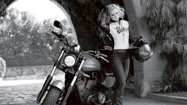 Красивые девушки на мотоциклах