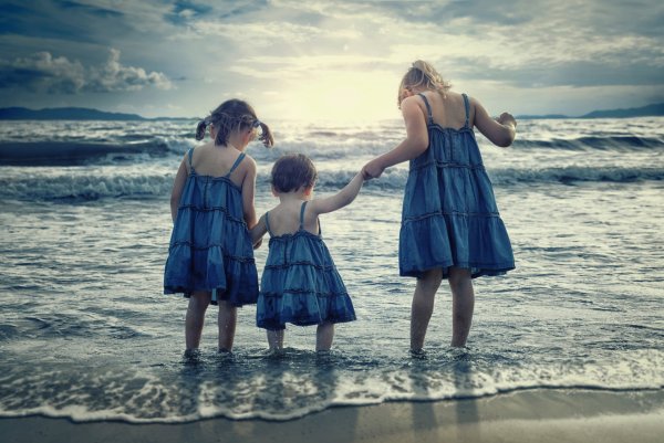 Три девочки маленькие на море