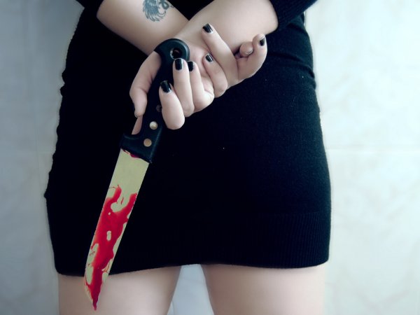 Красивые девушки с ножом в руках