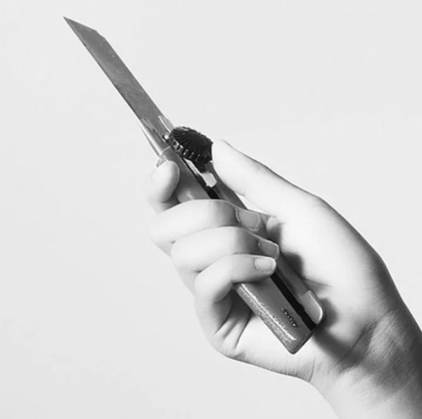 Девушка держит нож