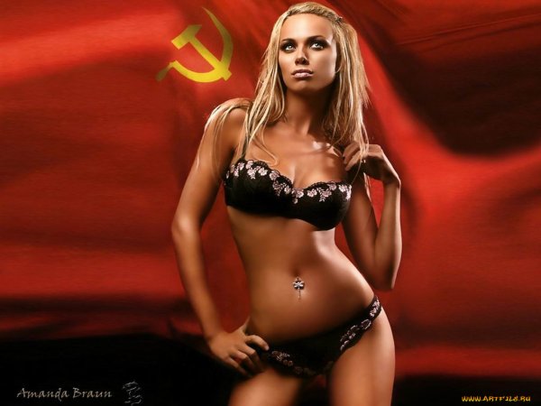 Девушка на фоне флага СССР