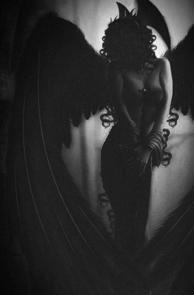 Девушка с тёмными крыльями