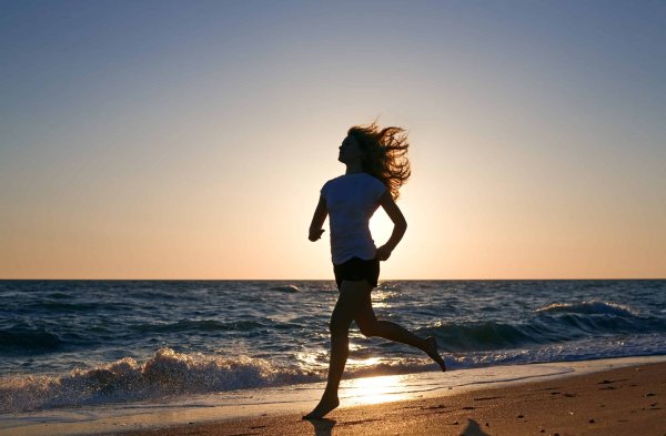 Девушка бежит по берегу моря