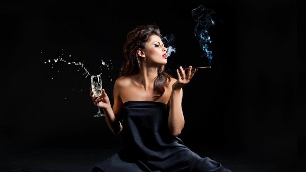 Девушка с сигаретой и шампанским