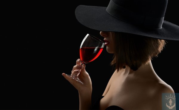 Женщина в шляпе с бокалом вина