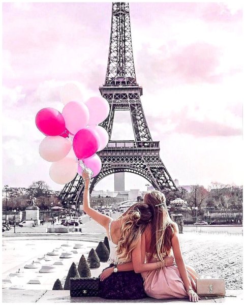 Девушка на фоне Парижа