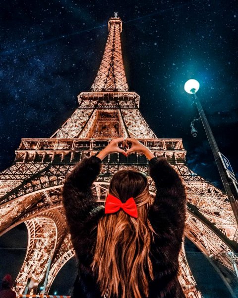 Девушка в ночном Париже
