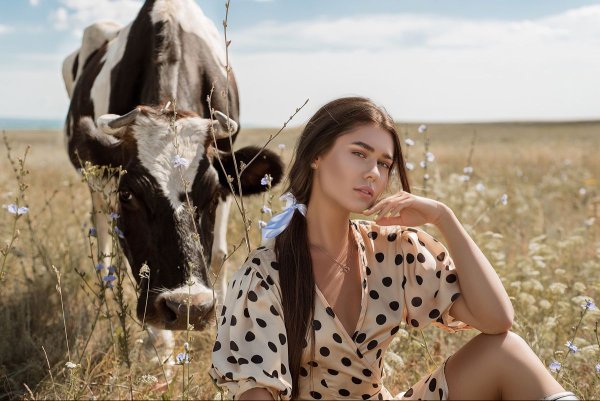 Девушка и корова в деревне