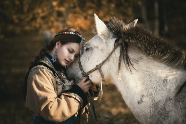 Казахская девушка на коне