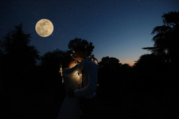 Девушка и парень на фоне луны