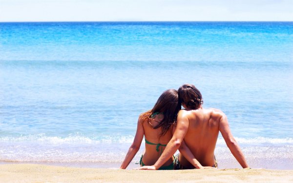 Парень и девушка на пляже