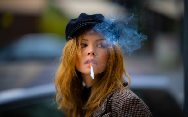 Девушка курит сигарету обои
