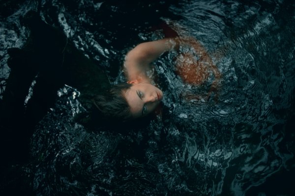 Девушка лежит в воде